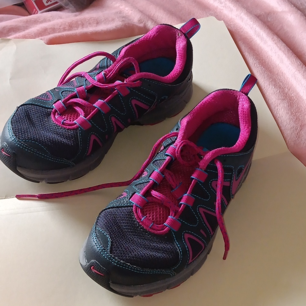 Nike tennis size 7.5 woman  🍨 ❄️